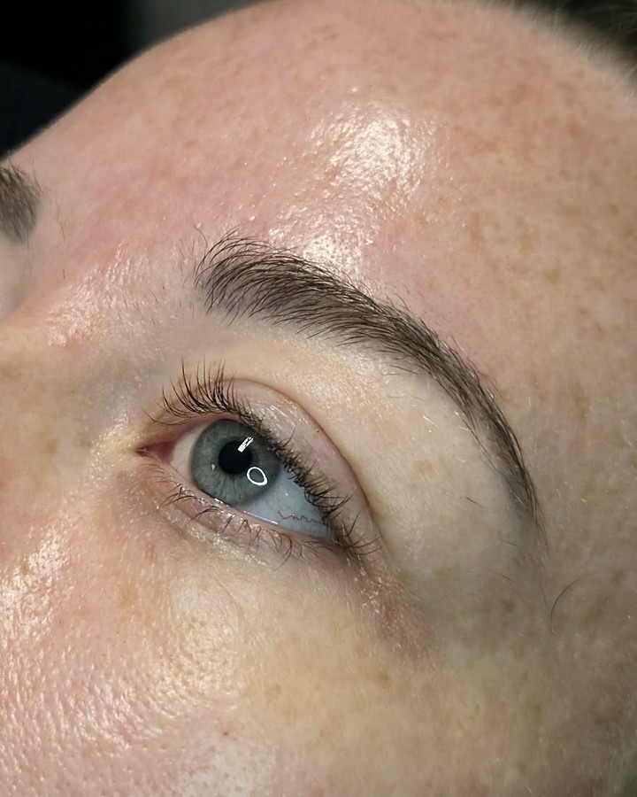 Natürliche Augenbraue vor dem Browlifting