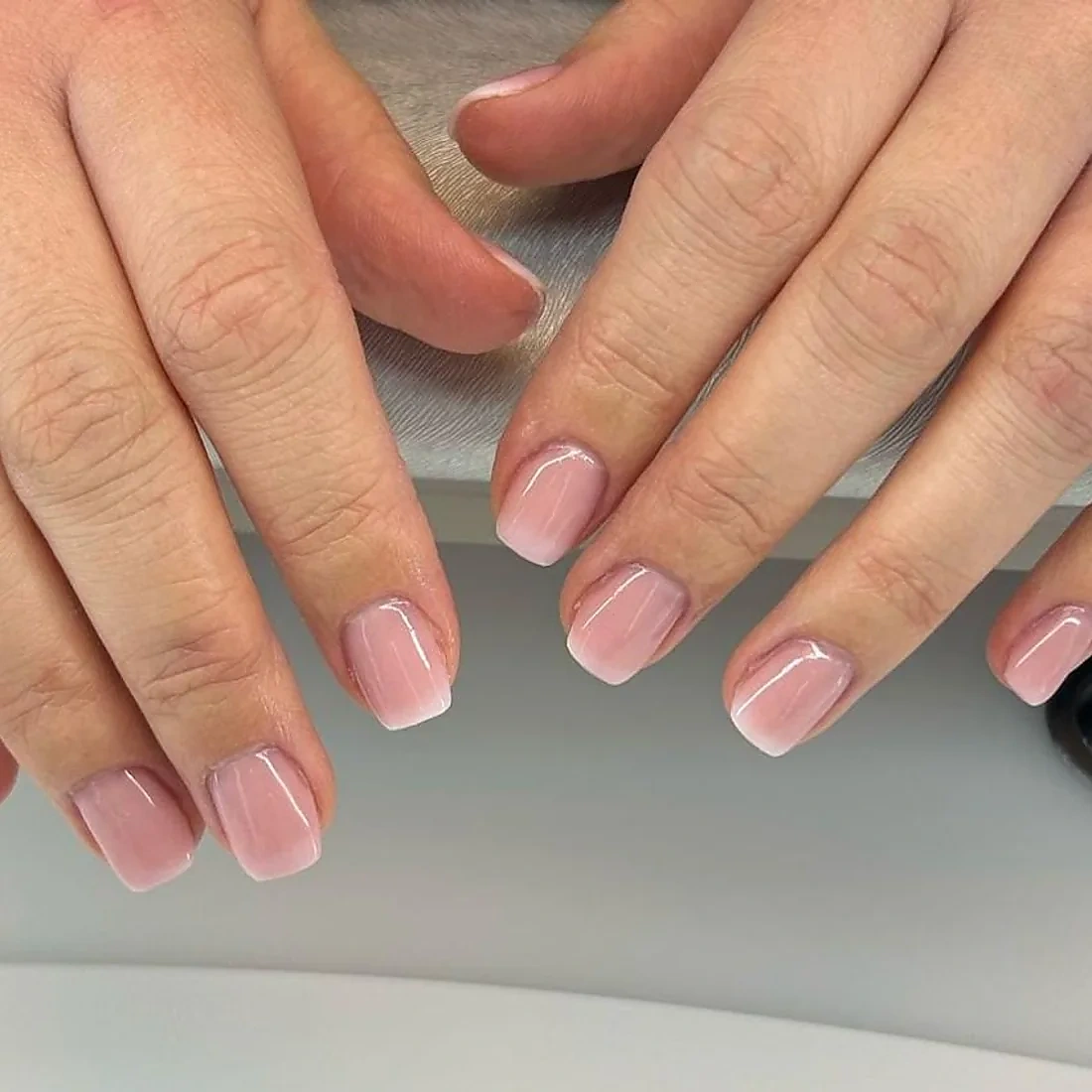 Rosé lackierte Nägel nach der Maniküre