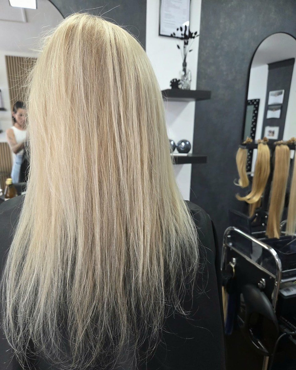 Blondes Haar vor der Echthaarverlängerung