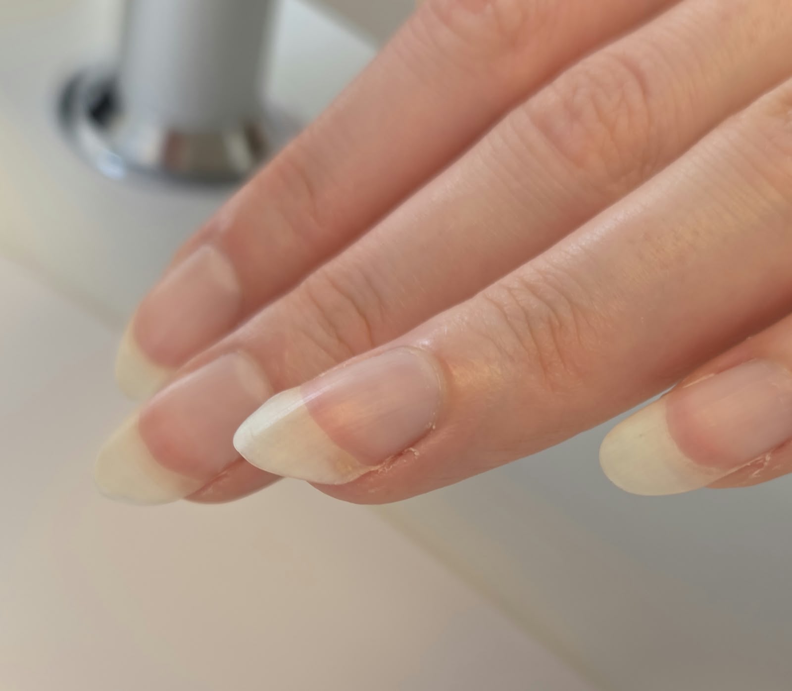 Naturnägel vor dem floralen Nageldesign