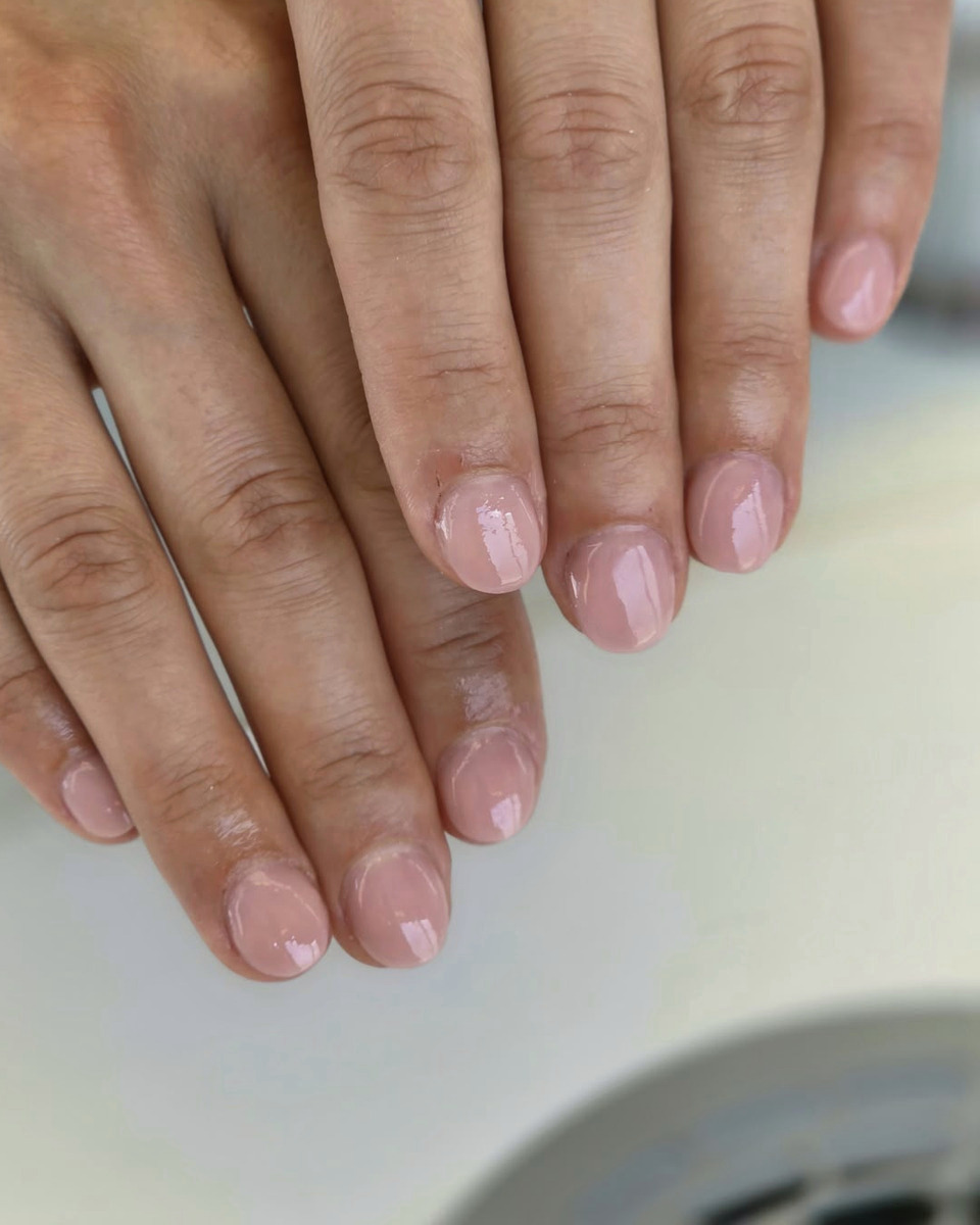 Glatt geformte Nägel mit roséfarbenem Gel nach der Nagelmodellage