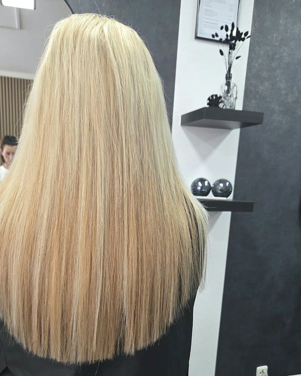 Langes, glattes blondes Haar nach der Echthaarverlängerung