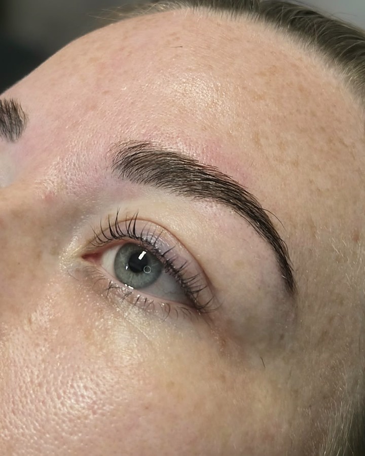 Geformte, volle Augenbraue nach dem Browlifting